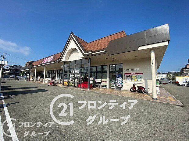 マックスバリュ安室店 徒歩8分。 600m