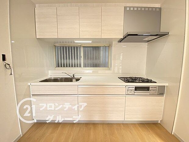 先進設備が揃うシステムキッチンは、カウンターもワイドサイズで家事がしやすい！