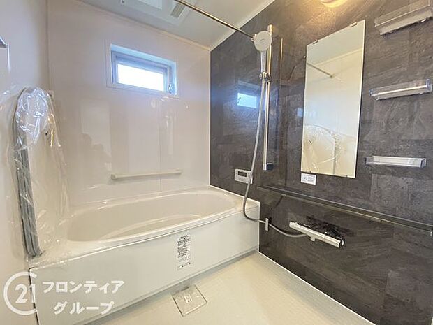 ゆったりサイズのシャワー付きバスルーム。出来る窓付いているので湿気がこもりやすい浴室も清潔に保てます。