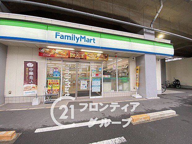 ファミリーマート八戸ノ里駅東店 徒歩8分。 640m