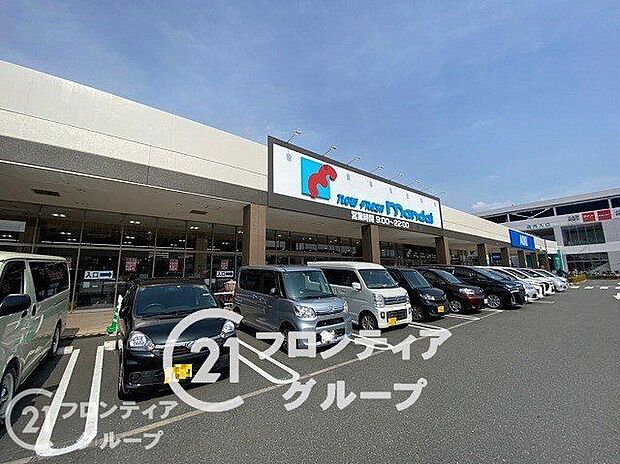 徒歩3分。万代ニトリモール東大阪店 210m