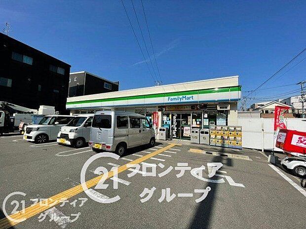 ファミリーマート俊徳道駅西店 徒歩8分。 580m