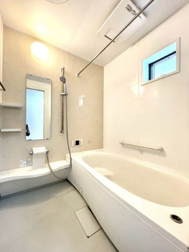 お手入れのしやすい浴室　窓位置も高く配慮されています。