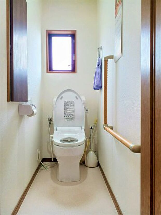 清潔感があり収納や手すりなども備え付けられており快適なトイレです。