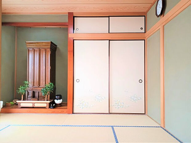 押入れ、床の間がある和室です。色使いも柔らかくリラックスいただける素敵な空間です。