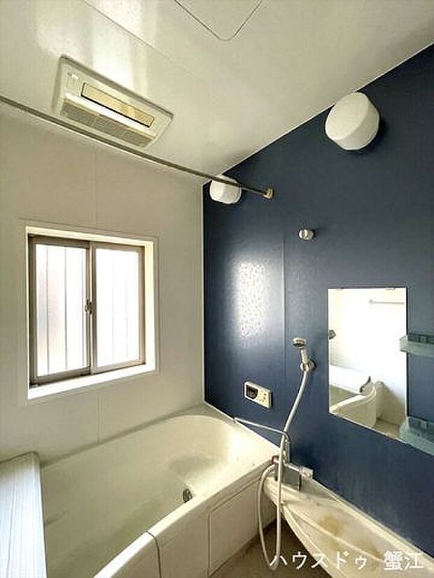 窓付きのバスルームは採光もあり明るく気持ちの良い空間です♪窓があることで換気環境も良好◎