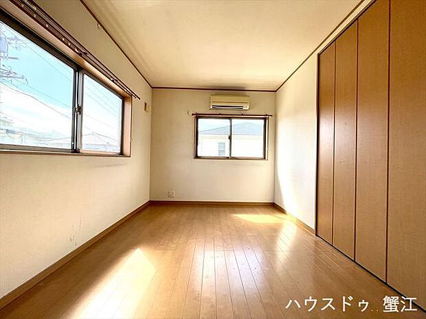 7.5帖洋室：日当たりが良く明るい洋室です☆両側の窓を開ければ、自然と心地よい風が入り快適に過ごせます♪2階は全室南向きで、クローゼット付きです。
