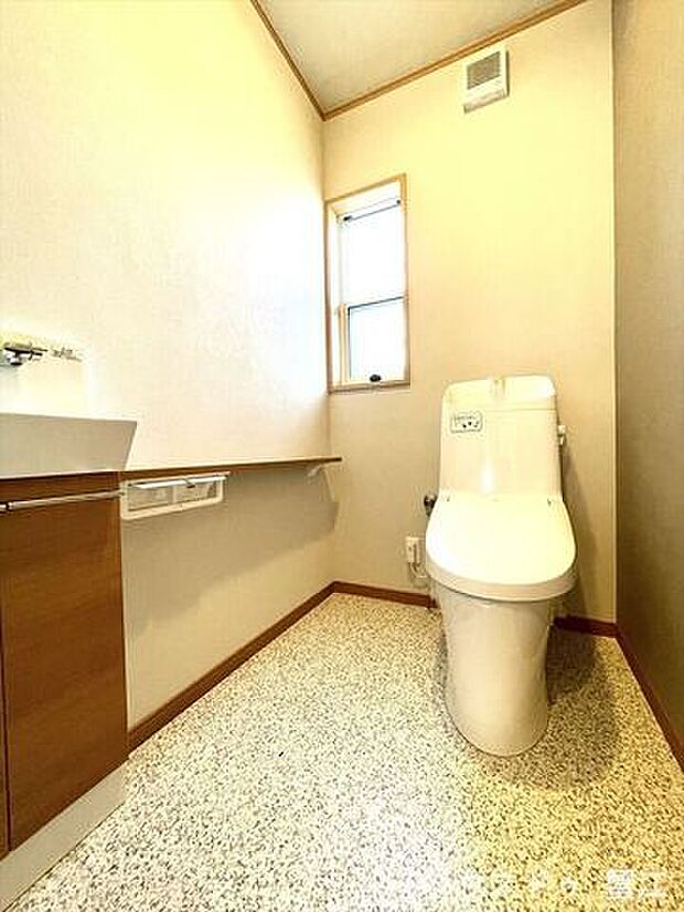1階トイレ：天井が高く、手洗い場を別に設けるなど、全体的に余裕のある贅沢な空間になっています。