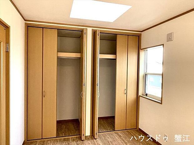 2階7.8帖洋室収納：大型のクローゼットが二つあります。広々とした空間は収納するものを選びません。