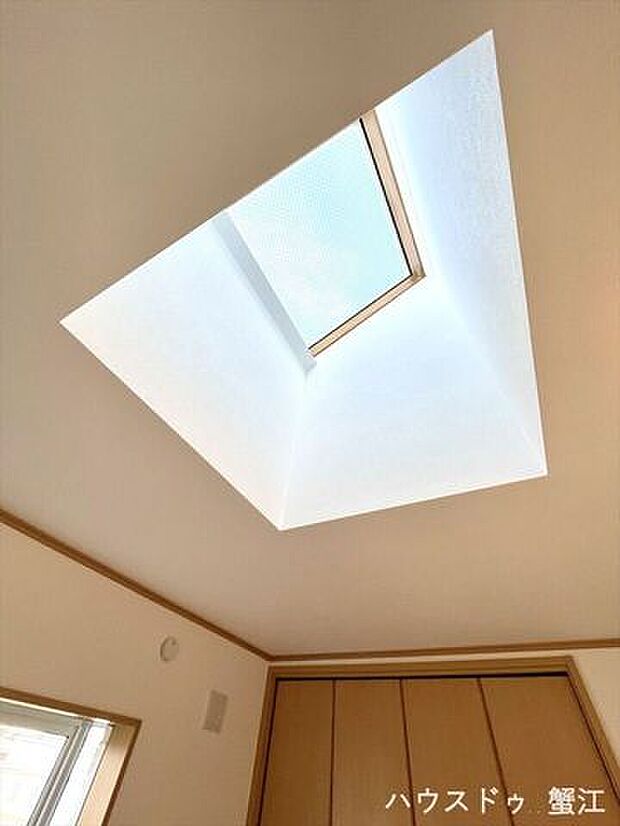 トップライト（2階北側・南側6帖）：天井から自然光が入る設計。間接照明に似た柔らかな光が特徴です。