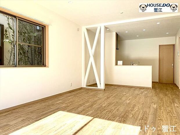 リビング：対面式のキッチンを含む18.7帖の直線型のフロア。大きめの家具が配置しやすく、ダイニングスペースや居間の形など自由にカスタマイズできるのが魅力です。