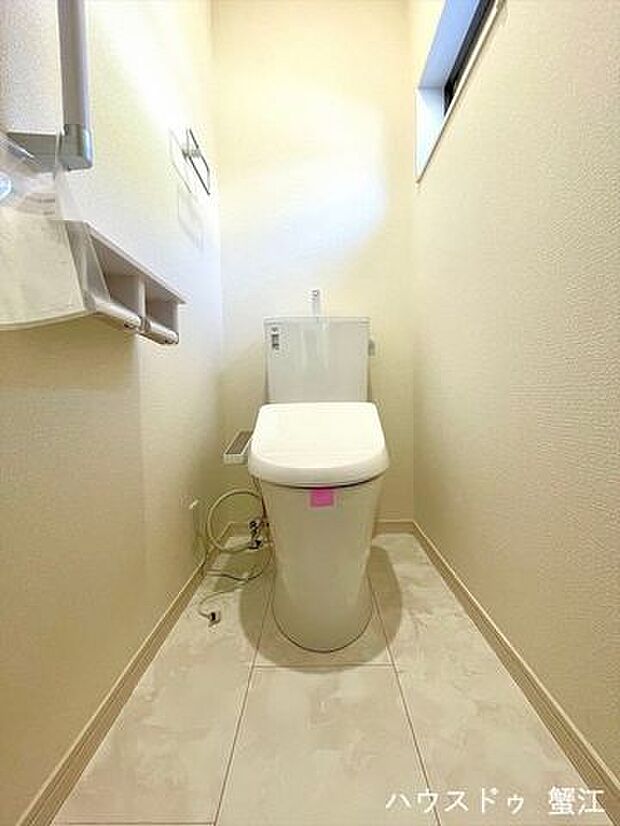 白を基調とした清潔感あるトイレ。トイレは1階と2階に完備。ペーパーホルダーが2つあるのもちょっと嬉しいポイントですね♪