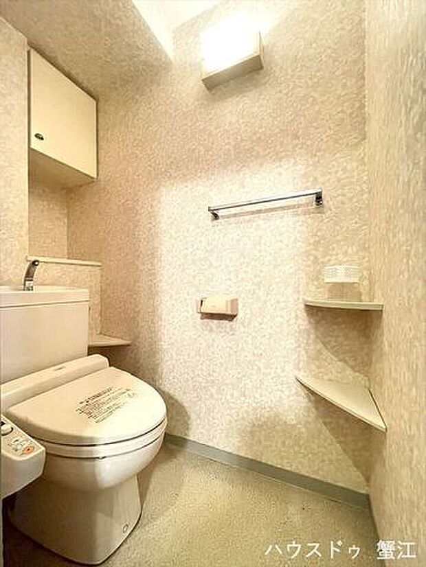 トイレ：淡いピンクを基調とした清潔感のあるトイレ。汚れが付きにくく、お掃除がしやすいタイプで、お手入れカンタン。