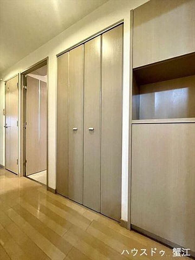 廊下収納：廊下のシューズボックスに沿った形でクローゼットが設けれており、外套や上着などを直接に居室に持ち込まないことも出来ます。