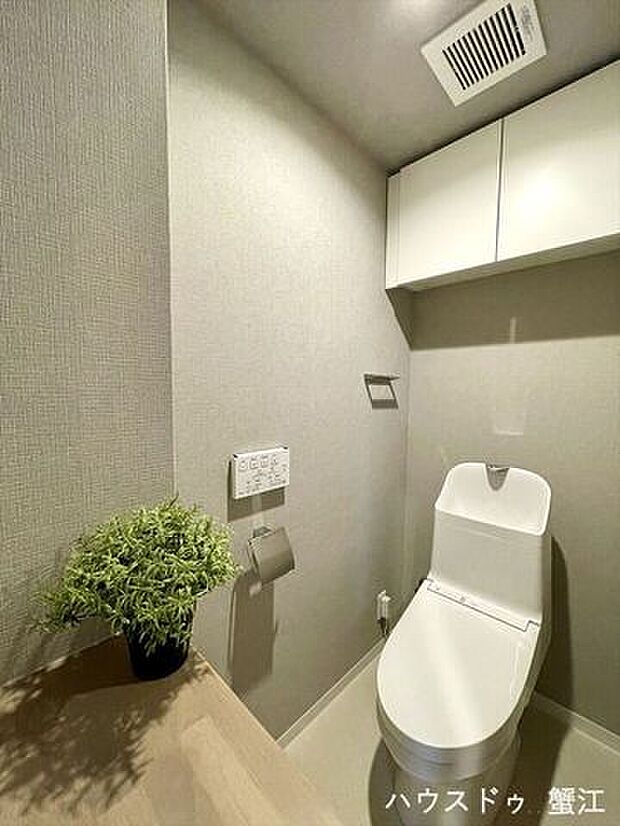 トイレ：優しい光に包まれた落ち着ける個室です。物入もあり、棚にちょっとした小物も飾れます◎