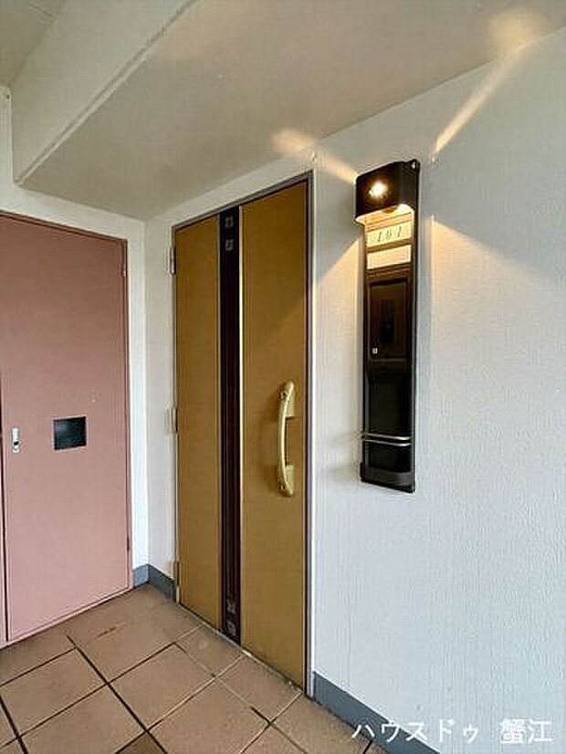 101号室エントランス：戸別に設置された玄関灯が暖かく迎えてくれます。