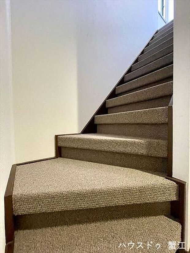 階段1階から2階への上り口。絨毯張りで滑りにくい螺旋状の階段。
