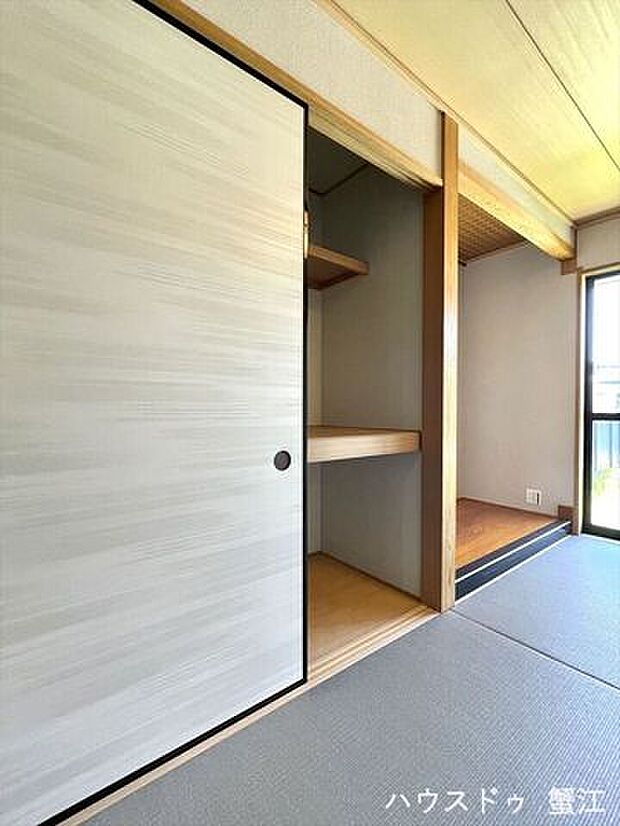 1階和室6畳収納：襖を開けると、枕棚が付いた頑丈な造の収納スペースが現れます。嵩張る寝具もなんなく納まります。