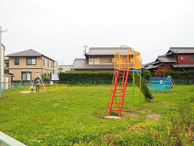 【安松ちびっ子広場】小さな公園ですがフェンスもあり、小さなお子様が遊ぶのも安心ですね。 240m