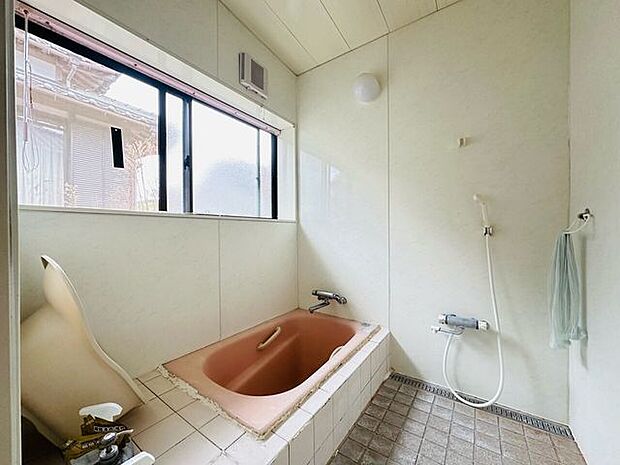 ☆ゆったり広さのある浴室♪窓がありカビ防止になります☆