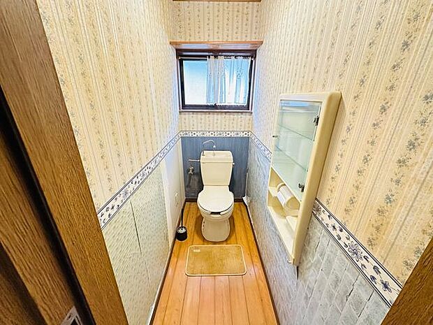 ☆壁付の収納が付いた広さのあるトイレ♪