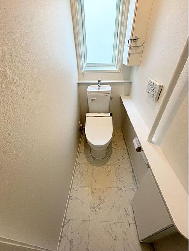 もちろん2階にもトイレがございます♪温水洗浄便座付き♪