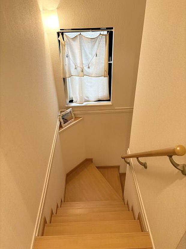 階段スペースにも窓がございます♪もちろん手すり付き！！