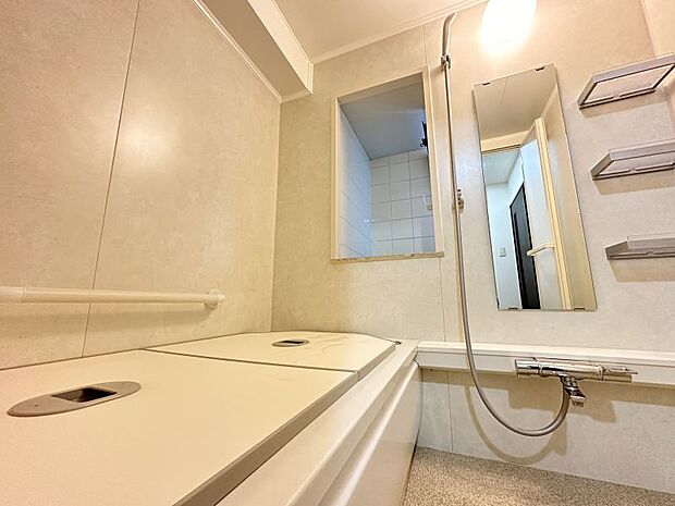 浴室は小窓付きのため換気がしやすい設計になっています！