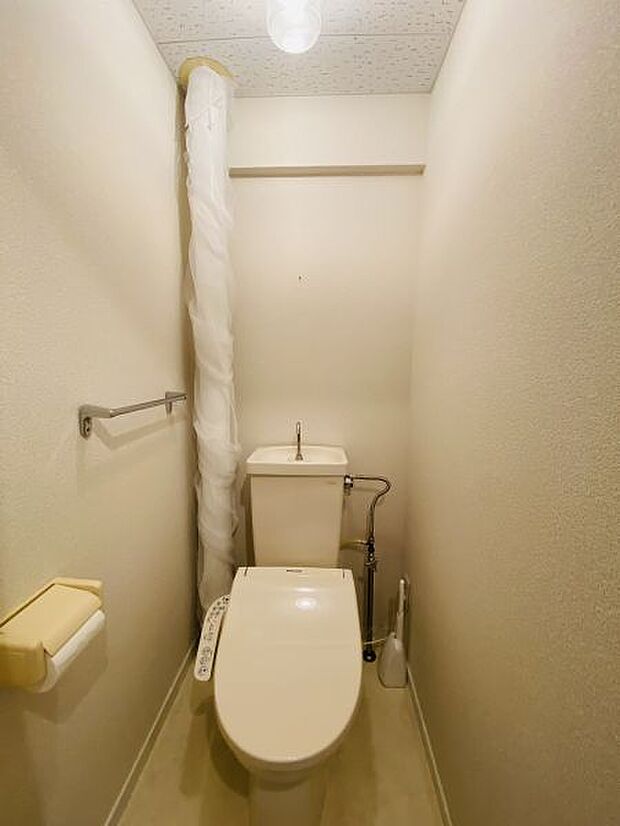白を基調とした機能性高いトイレです♪