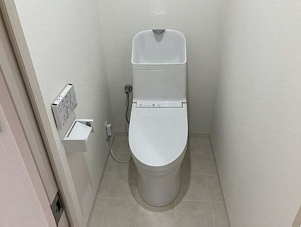 交換済みの温水洗浄機能付きトイレです♪