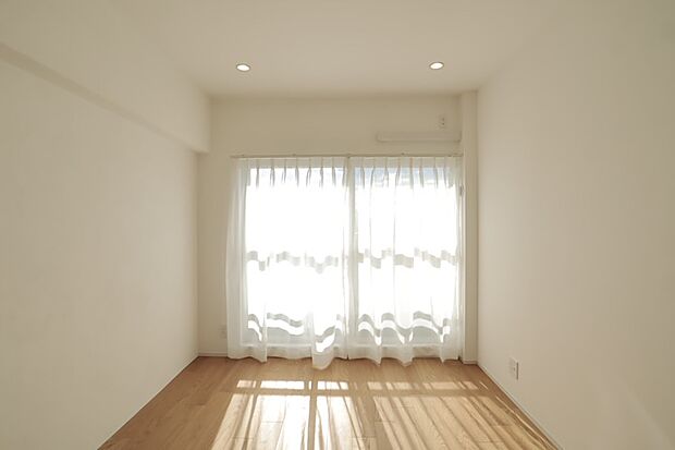 白で統一された清潔感のある洋室は気持ちの良い毎日を演出。