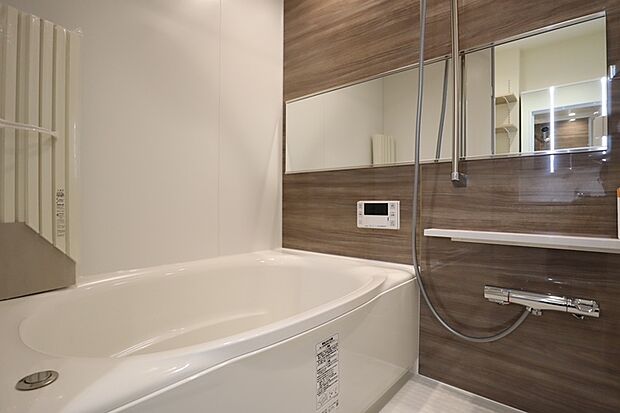 落ち着いた色調で統一された、清潔感ただよう浴室は、寛ぎの時間をさらに心地良いものに演出してくれます。