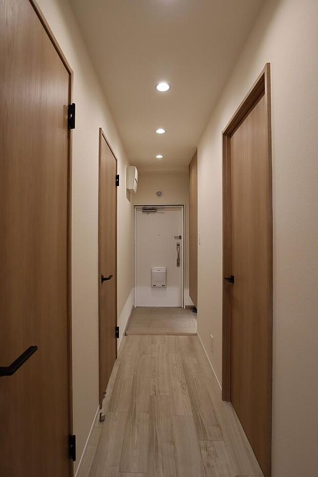 白を基調とした玄関は明るさ以外にも清潔感を与えてくれるのでお客様を迎える玄関にはピッタリです。