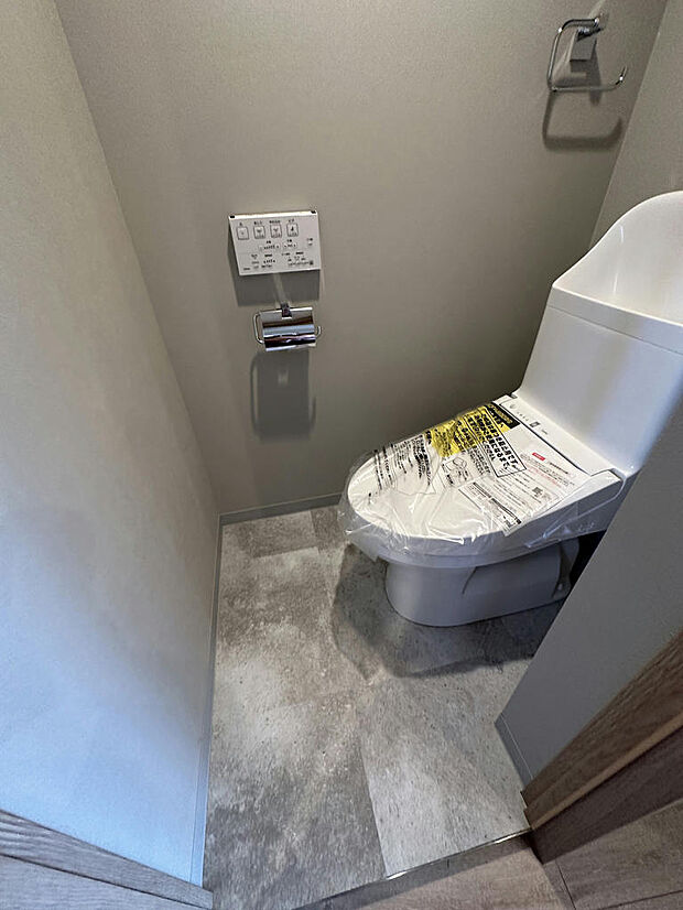 年中いつでも快適にご使用いただける温水便座付きトイレ！壁掛けリモコンがついているので操作もスムーズ。