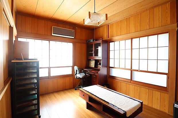 無駄のないスッキリとした洋室は様々な家具と合わせやすい空間です。