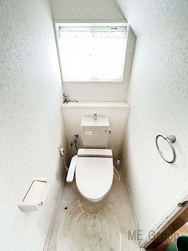 小窓から光が注ぎ込む明るいトイレです。換気もしやすいですね。