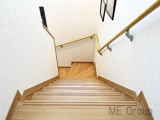 階段は手摺付きで安全な昇降をサポート。小さなお子様やご高齢の方も安心ですね。