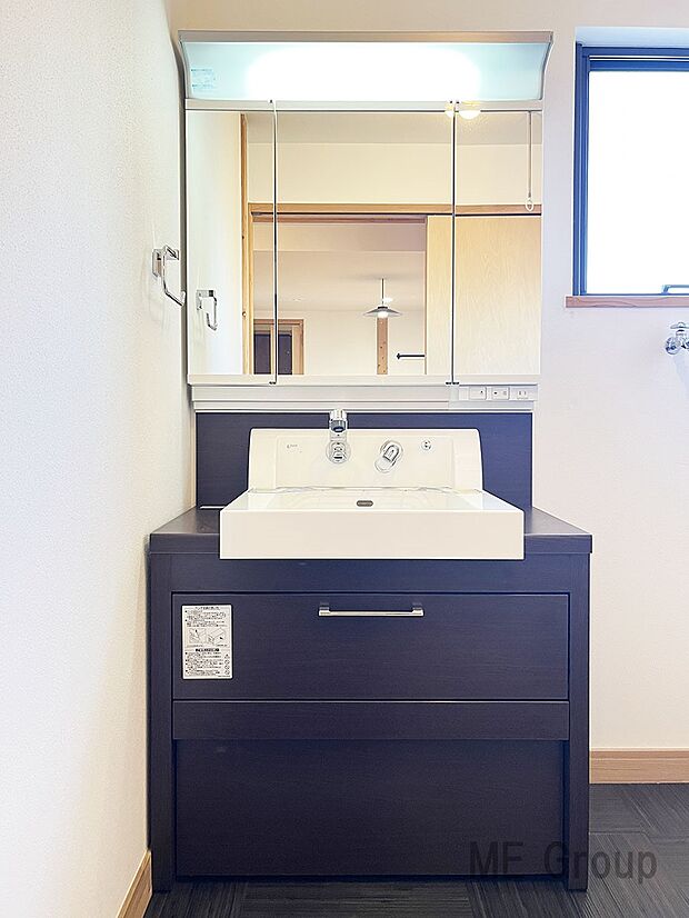 オシャレな洗面スペース。収納力のある三面鏡付洗面化粧台なのもうれしいですね。