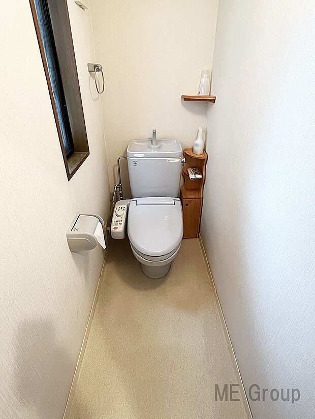 スッキリとしたデザインの清潔感のあるトイレです。
