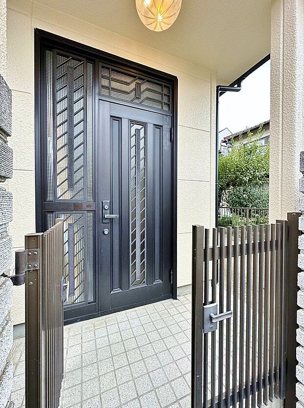 ナチュラルなデザインで明るい雰囲気の玄関ドア