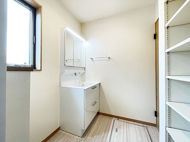 洗面室にもたっぷりの収納スペースを設置、タオル類や洗面道具もスッキリとしまえます