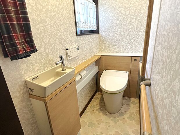 小窓があるので明るく清潔感のある衛生的な空間、手洗い場もあり便利です