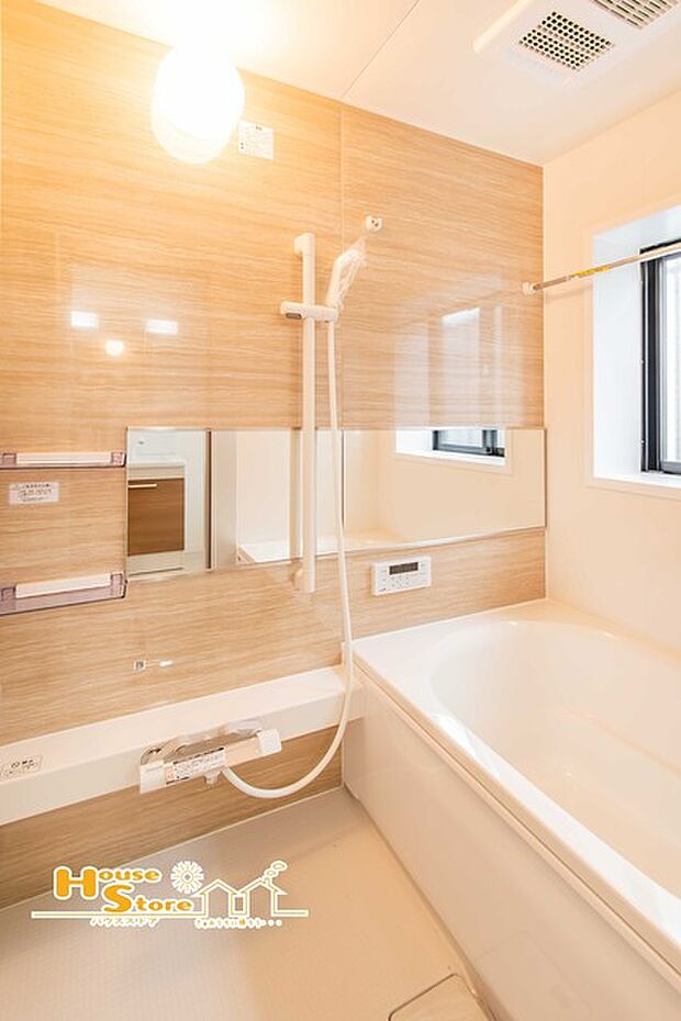 清涼感あふれるバスルームは明るく風通し良好！採光窓があるから水はけも良く快適なバスタイムを過ごすことができます。 