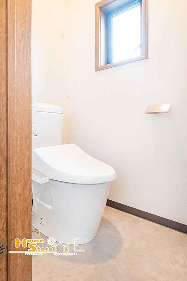 毎日使いやすい便利な仕様の温水洗浄トイレは、掃除がしやすくいつも清潔な空間に保てます♪ 