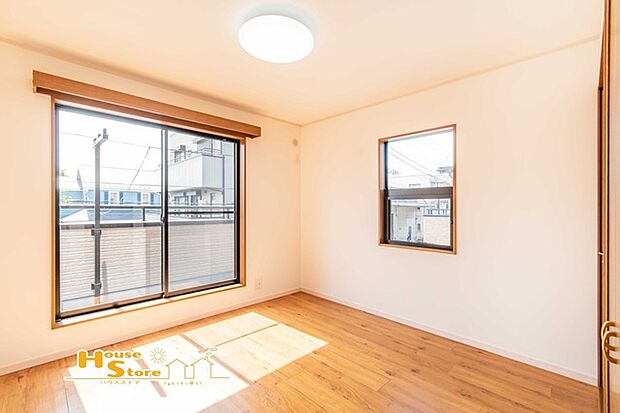 2面採光で窓が多くお部屋の空気も爽やかに♪日当たりを存分に感じることができ、気分も晴れやかに過ごすことができます。 