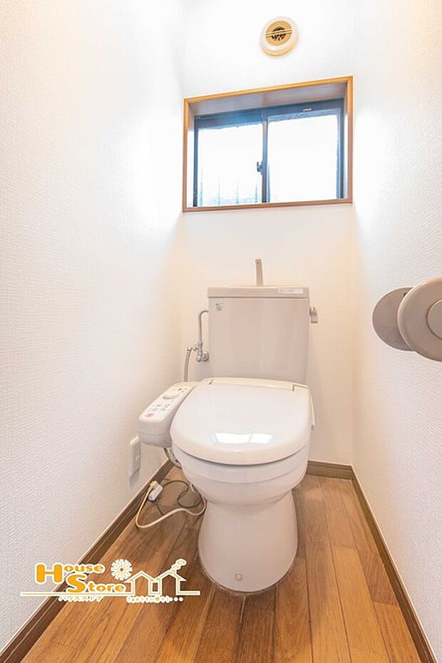 便利な仕様で快適な温水洗浄トイレは小窓付で明るく換気もしやすい清潔な空間です♪  