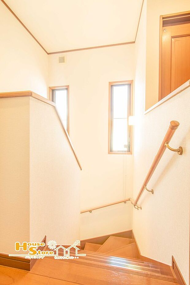 安全性と快適さを兼ね備えながら、インテリアに溶け込むような階段・手すり。窓から入る光によって足元も明るく照らされます。 