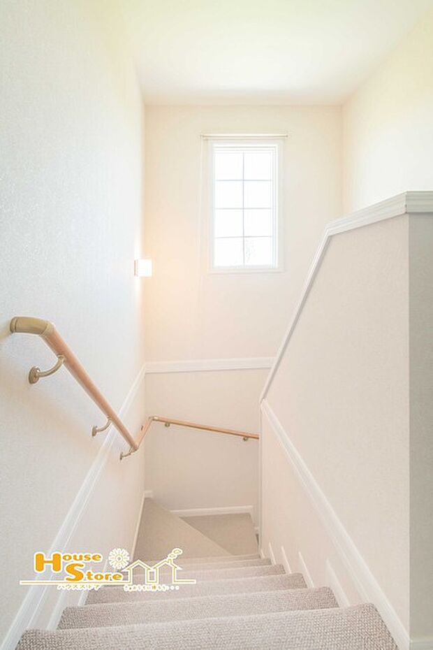 【足元も安心のカーペット階段】 段差も低く安全性を兼ね備えた階段はカーペット敷きで転倒しても安心。インテリアにも溶け込みます。