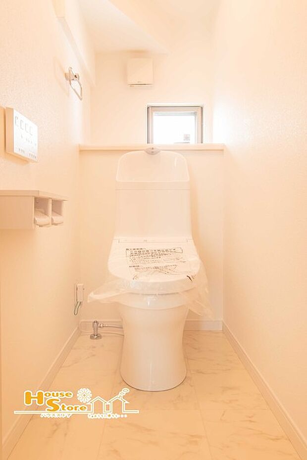 温水洗浄トイレは使用しやすい奥行きがあり掃除も簡単で毎日清潔な空間に保てます♪ 
