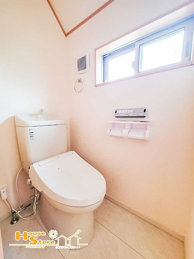 清潔感のあるお手洗いは小窓付で明るく換気もしやすいので気持ちよく使用できます。 